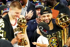 NBA新赛季雄鹿队扬尼斯为核心：密尔沃基雄鹿队大胆转型策略及财务调整